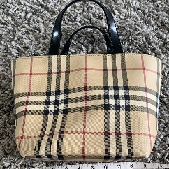 Burberry gorgeous bag 💯 authentic - Picture 3 of 12